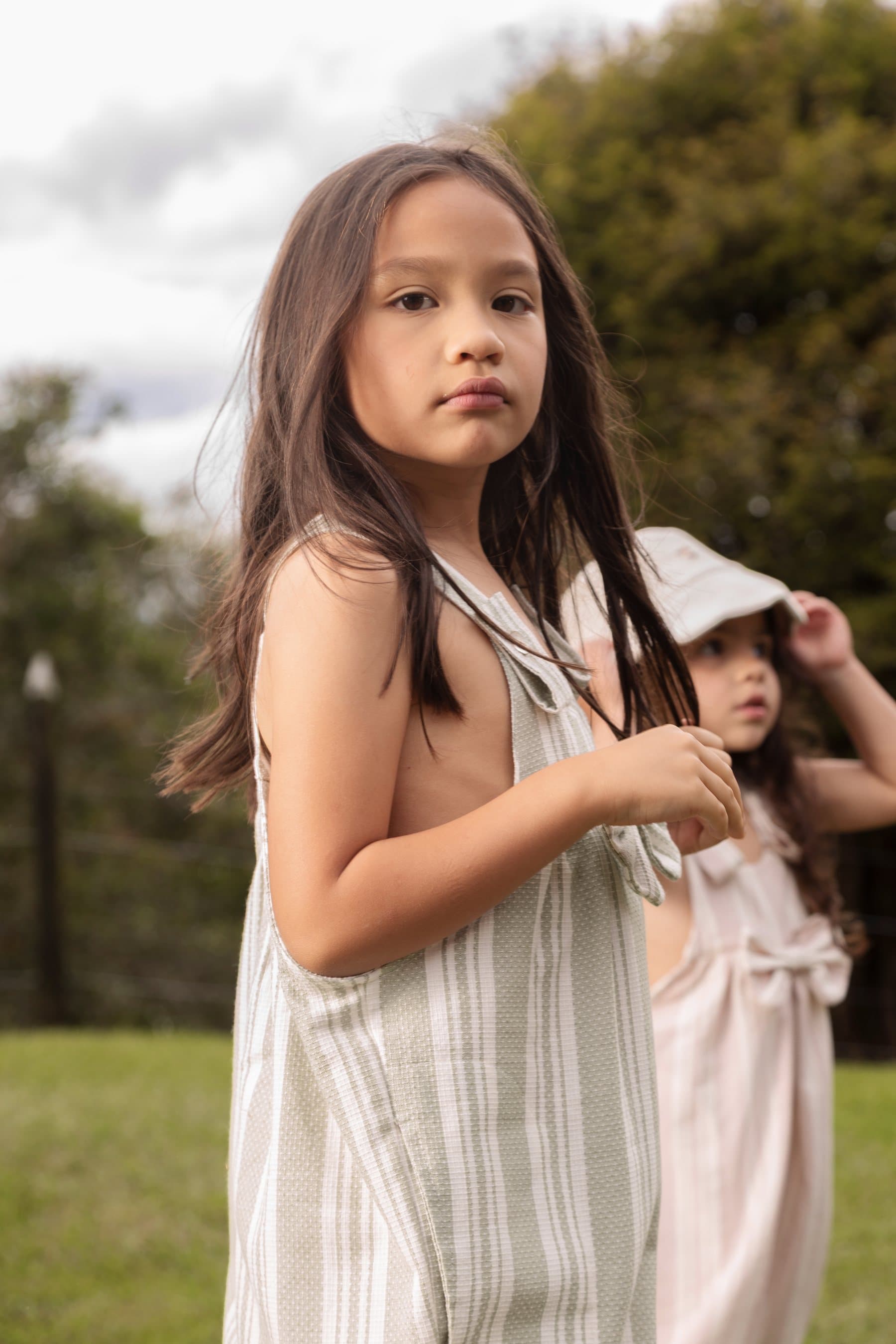Niña con la colección Hilaria Kids al aire libre